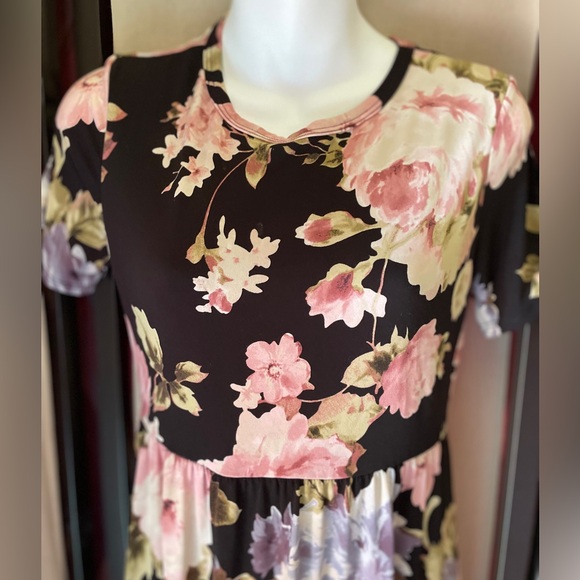 Black Floral Maxi Dress. Approx Size Small as per measurements. - Picture 2 of 8